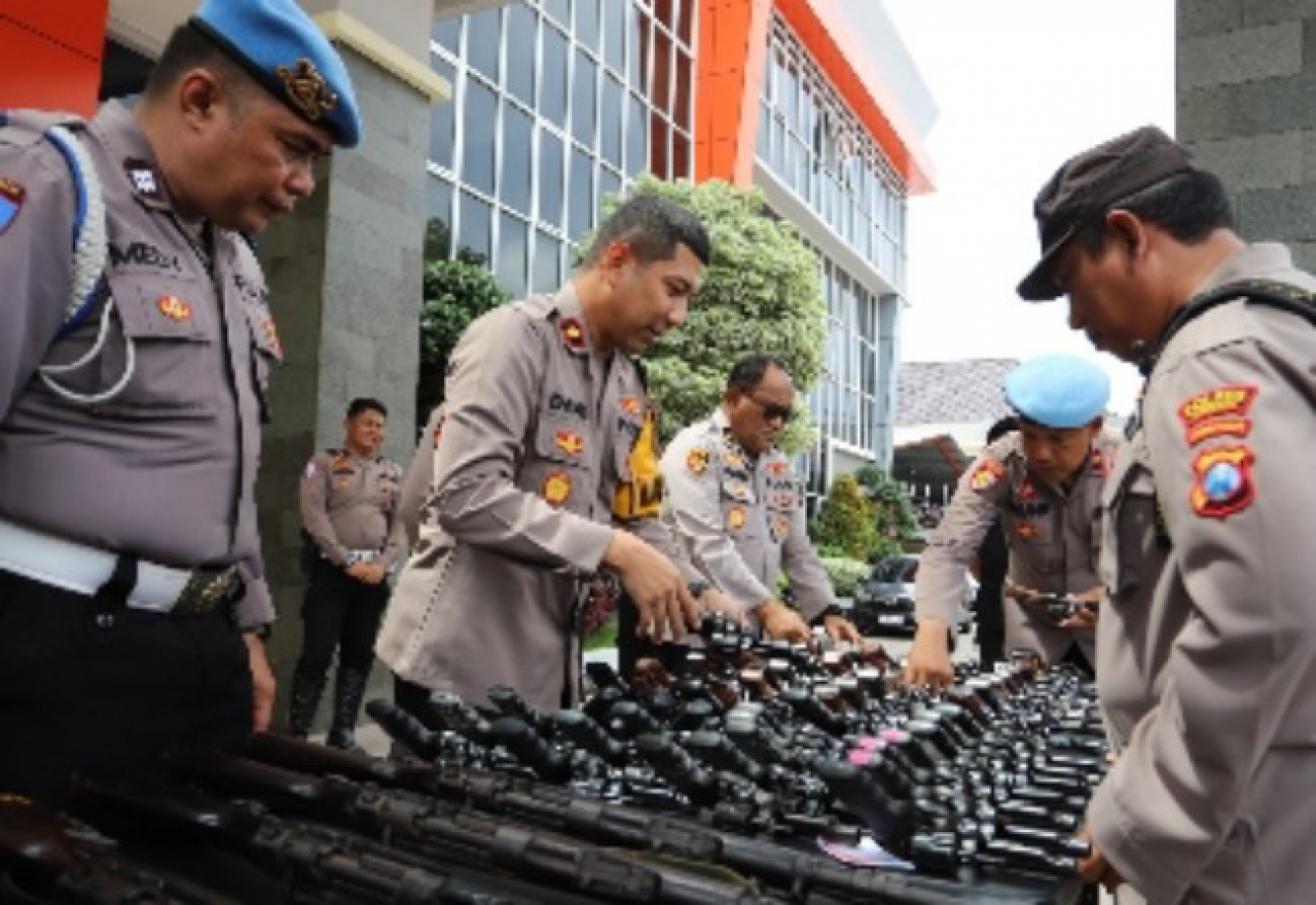 Usai Apel, Polres Gresik Gelar Pemeriksaan Senjata Api