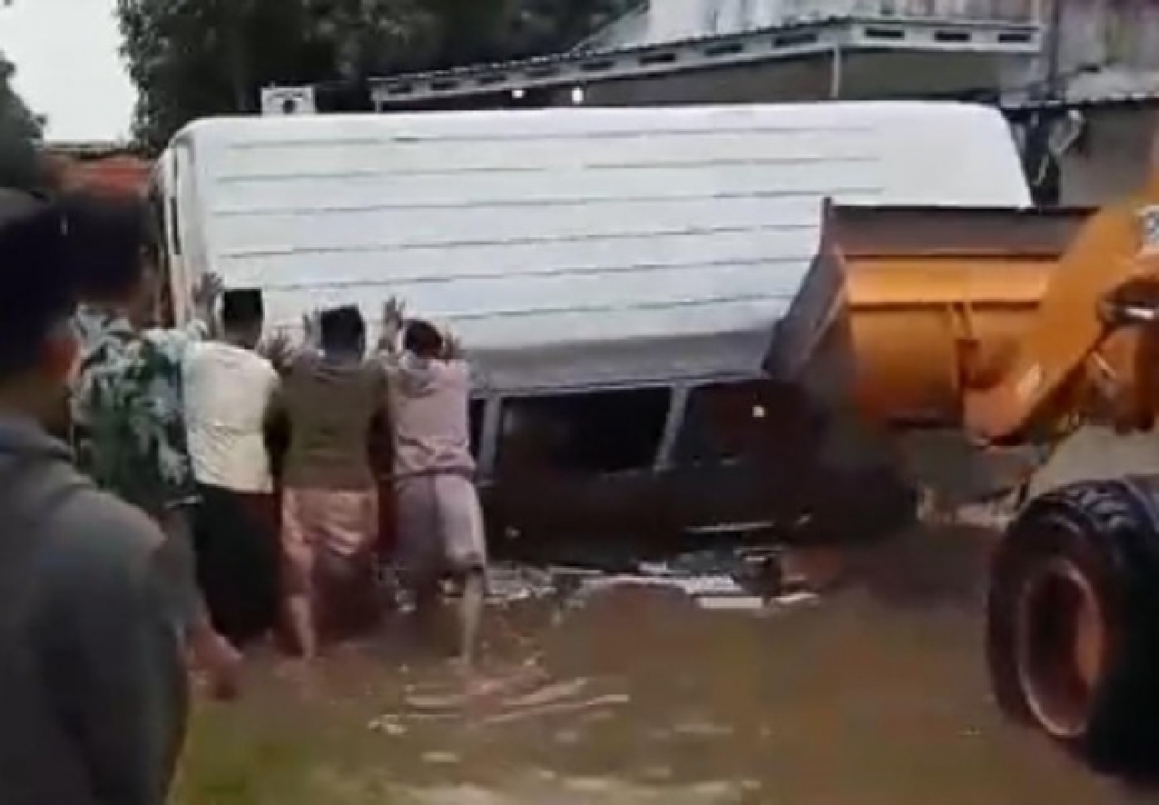 Gegara Genangan Air Hujan, Bus Mini Terguling di Banyuates, Diduga Muat Ribuan Rokok Ilegal