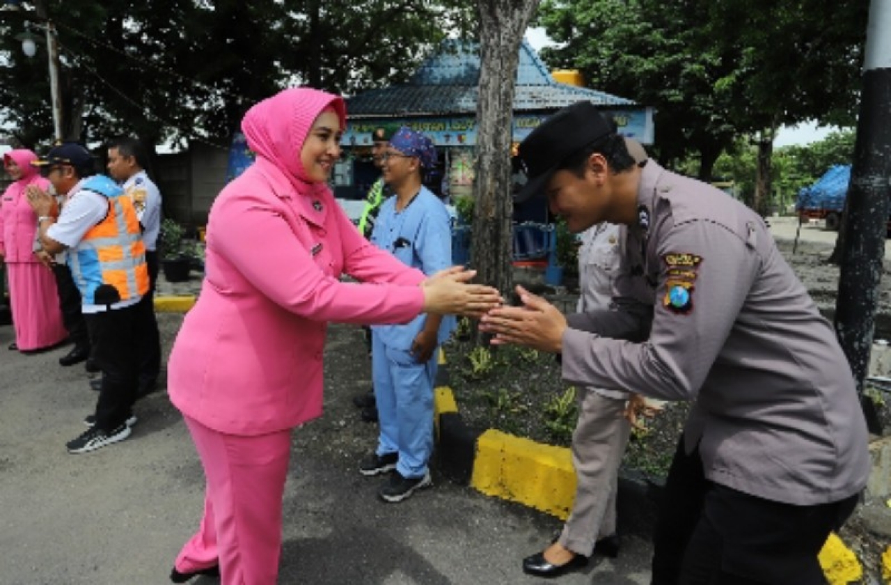 Wujud Kepedulian, Bhayangkari Cabang Gresik Beri Semangat dan Bagi Bingkisan pada Petugas Pengamanan Nataru