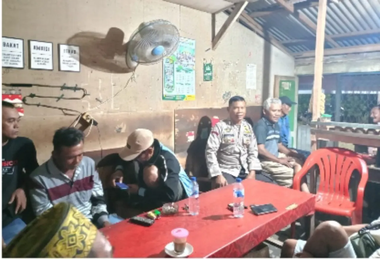 Ciptakan Suasana Kondusif, Bhabinkamtibmas Polsek Benjeng Gelar Ngopi Bareng Warga Sampaikan Bahaya Narkoba