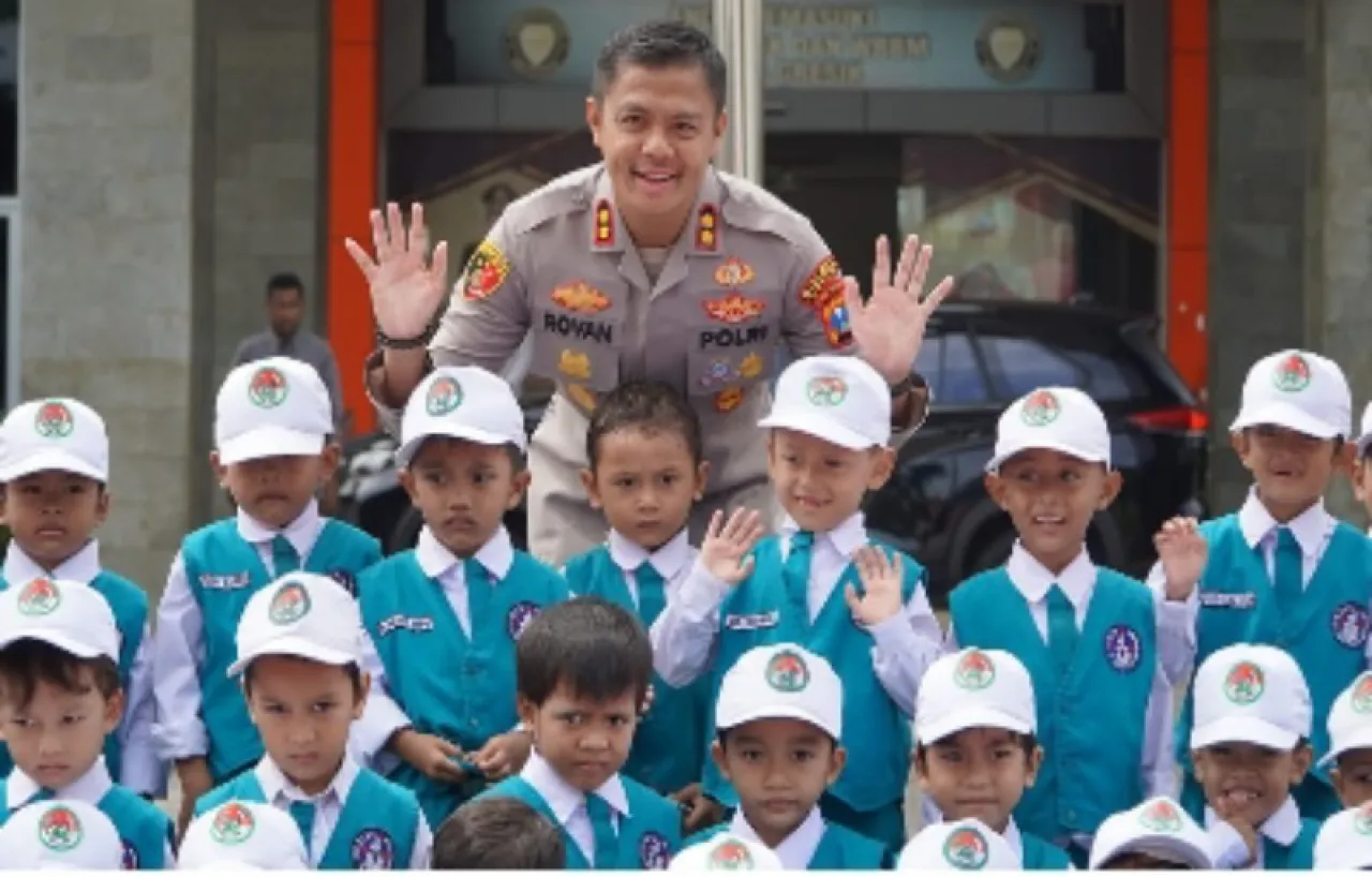Kapolres Gresik Ajak Anak TK Naik Kendaraan Dinas, Ciptakan Citra Kepolisian yang Ramah dan Bersahabat