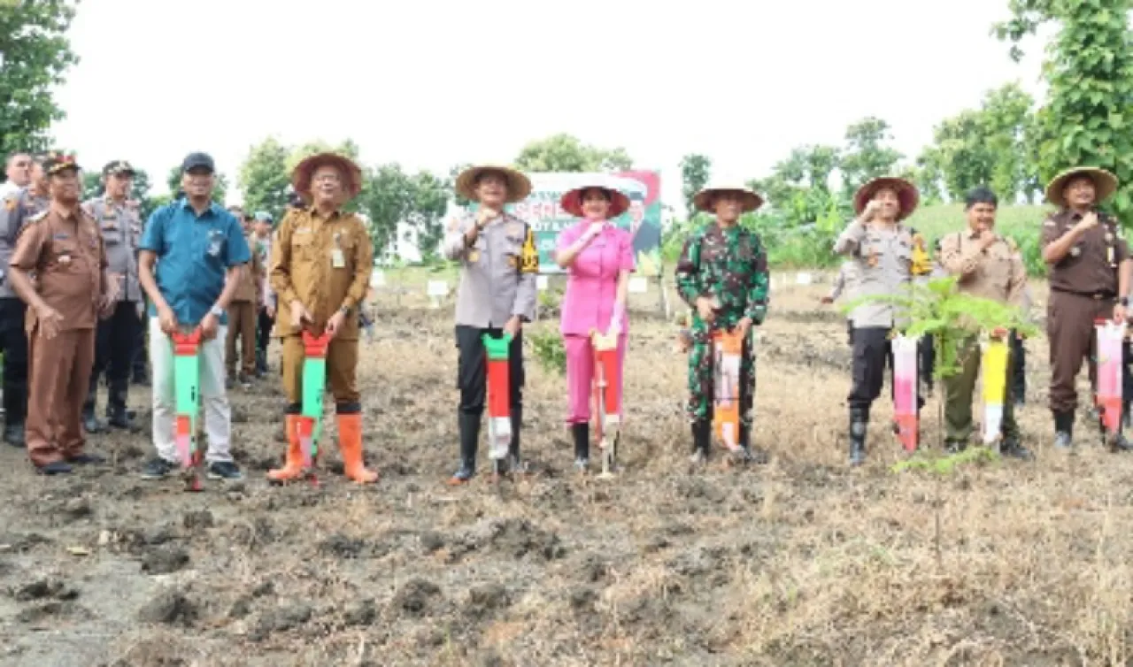 Dukung Swasembada Pangan Nasional, Polres Gresik Tanam Jagung di Lahan Seluas Dua Hektar