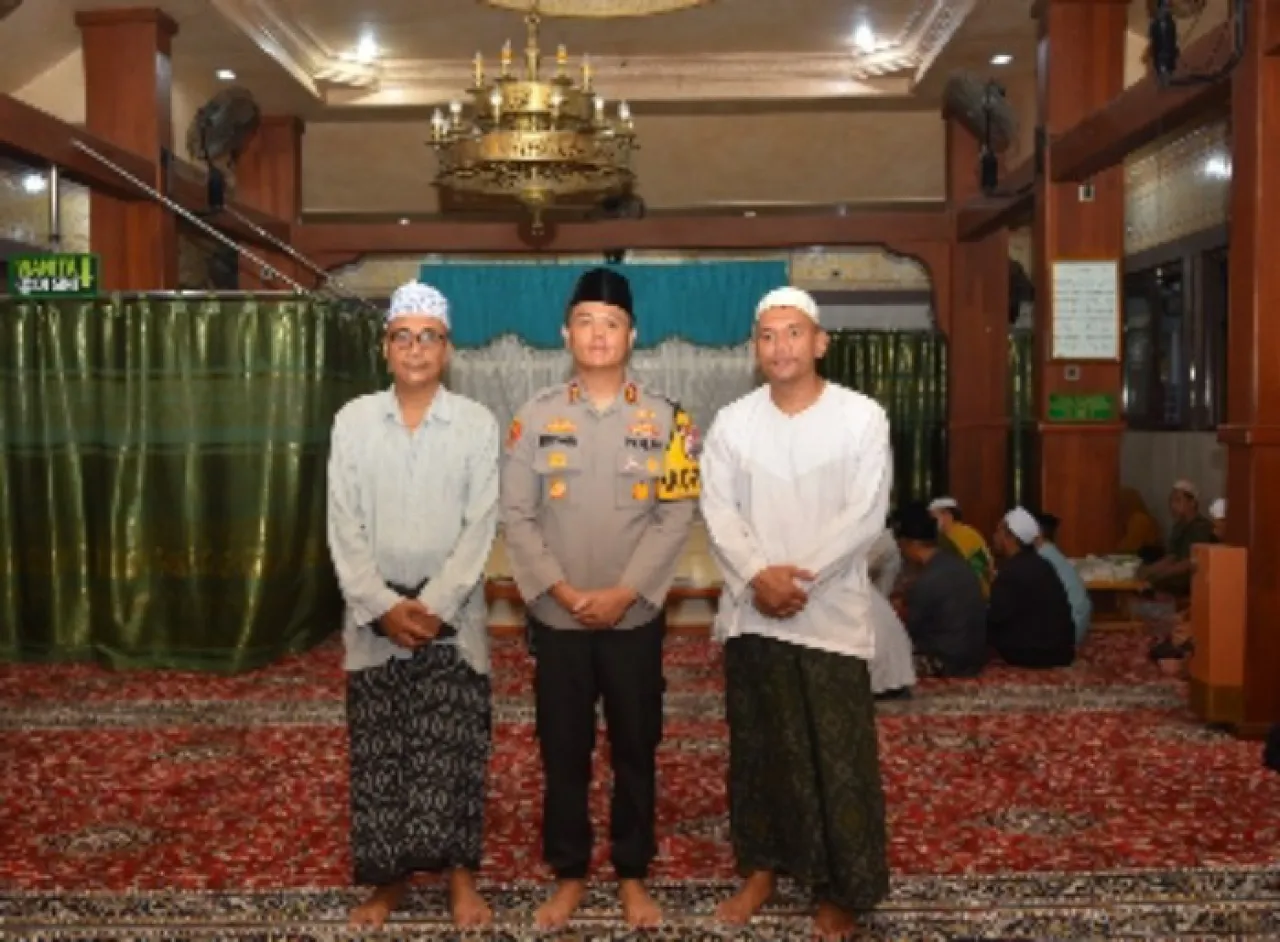 Menghormati dan Mengenang Jasa Leluhur, Kapolres Gresik Ziarah Ke Makam Tokoh Penyebar Islam di Gresik