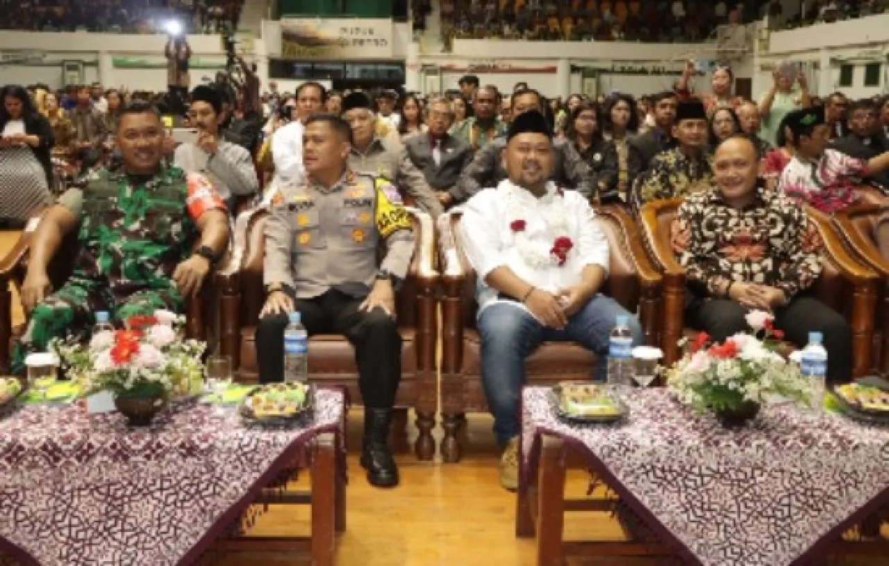 Bersama Forkopimda, Kapolres Gresik Hadiri Ibadah dan Perayaan Natal 2024 Umat Kristen dan Katolik Se-Kabupaten Gresik