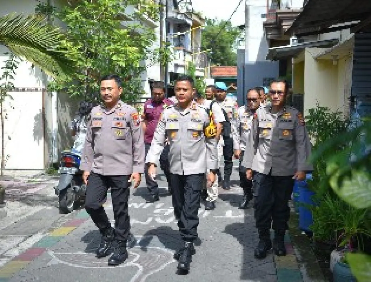 Kapolres Gresik AKBP Rovan Jenguk Anggota yang Sakit dan Beri Dukungan Sebagai Bentuk Kepedulian