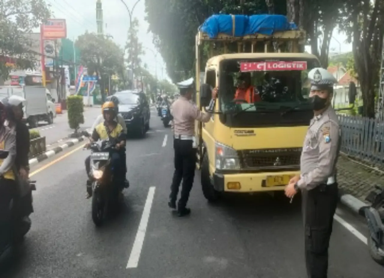 Satlantas Polres Gresik Tindak Tegas Truk Langgar Jam Operasional Kendaraan, Puluhan Truk Galian C Di Tilang