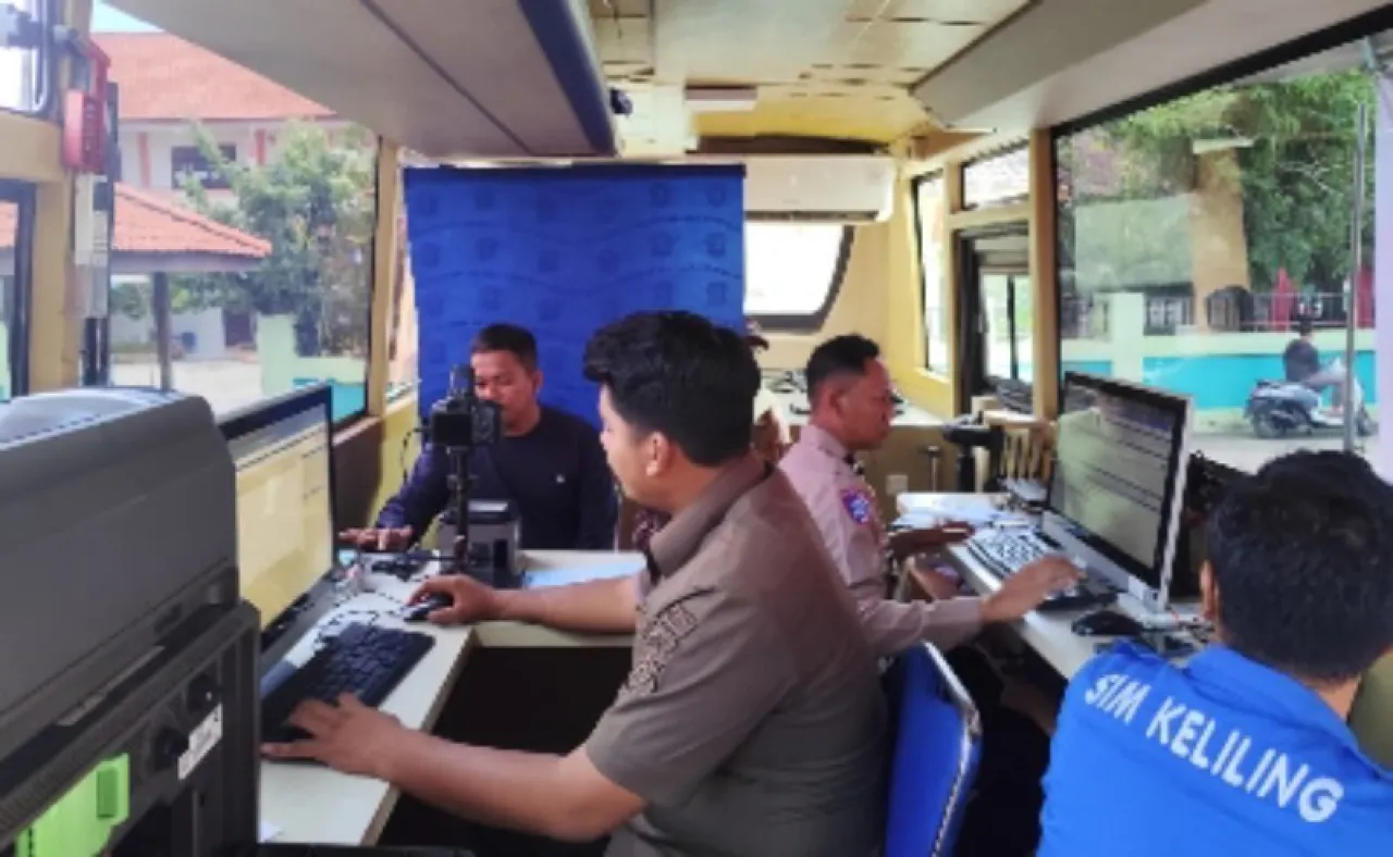 Berikan Layanan Prima untuk Masyarakat, Polres Gresik Kirim Layanan Bus SIM Keliling ke Pulau Bawean