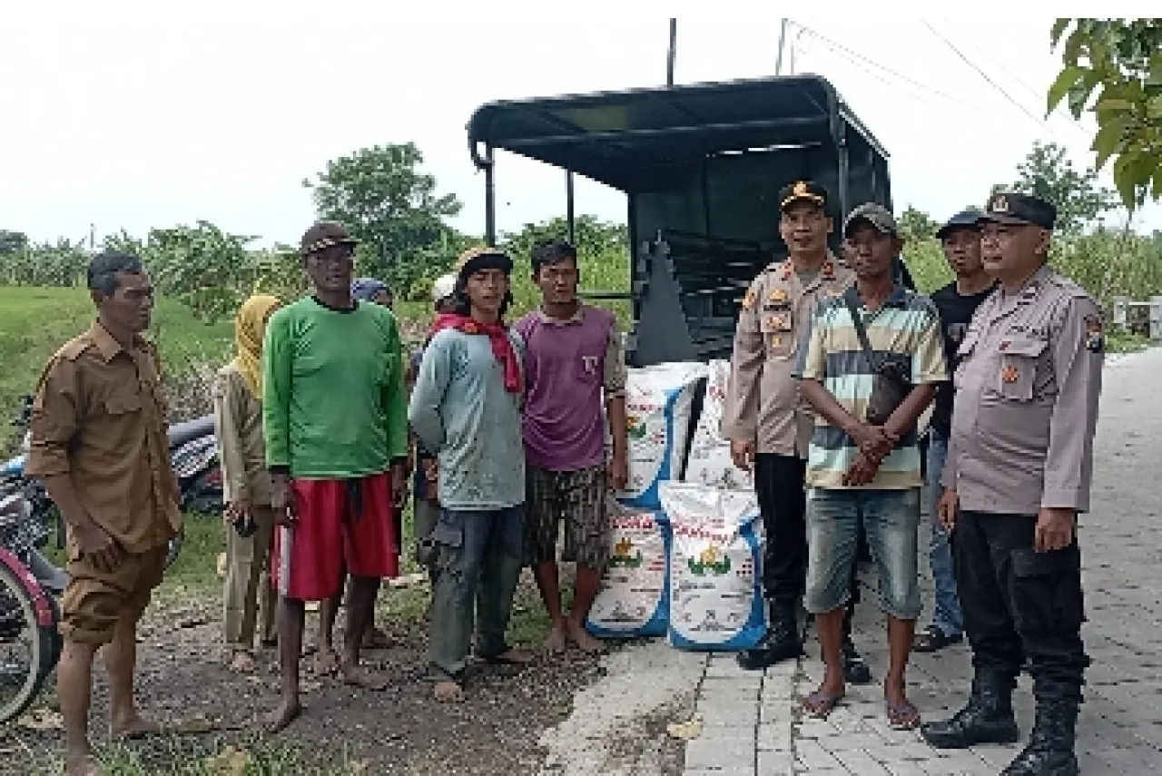 Dukung Ketahanan Pangan, Polsek Cerme Salurkan Bantuan Pupuk kepada Petani