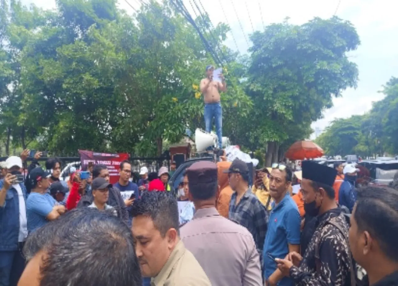 Puluhan Aktivis JAR Demo di Polda Jatim, Tuntut Penetapan Tersangka Perkara Dugaan Korupsi Dana PEN di Sampang