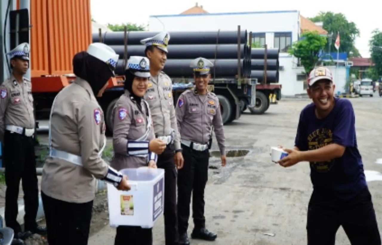 Gelar Jumat Berkah, Bentuk kepedulian Satlantas Polres Gresik kepada Warga