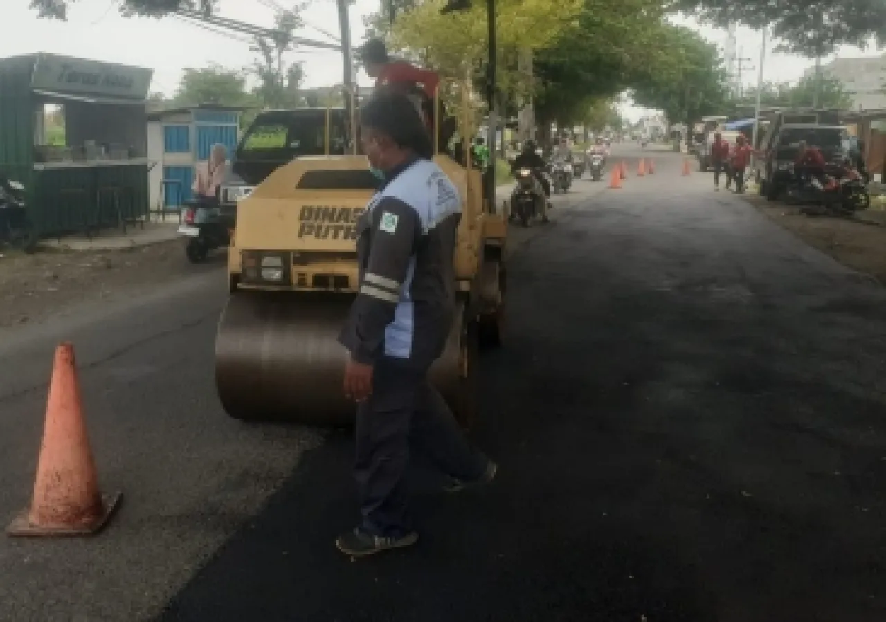 Gercep ! Tim URC Bima DPUTR Gresik Sisir Jalan Berrlubang di Ruas Jalan Metatu Cerme