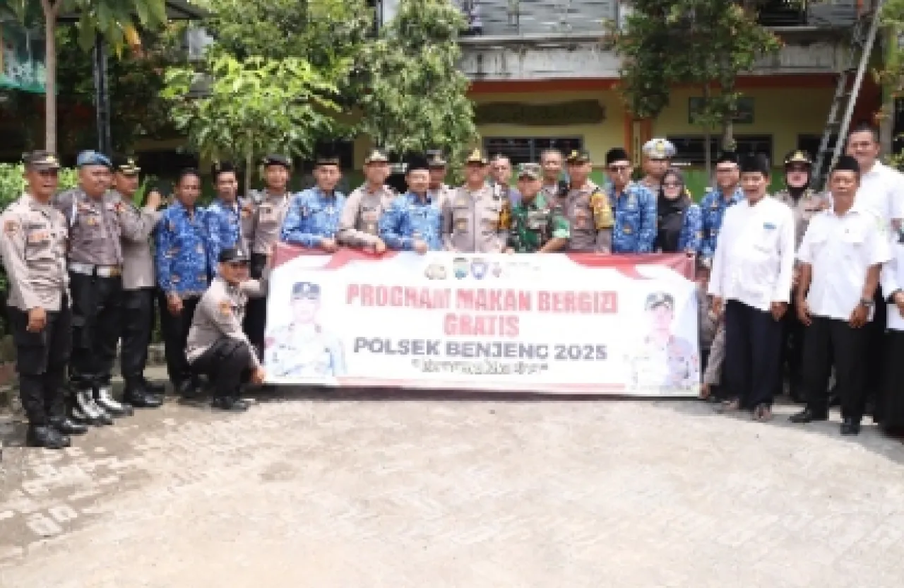 Dukung Program Presiden, Kapolres Gresik Bagikan Makanan Bergizi Gratis Di MI Ma’arif NU Benjeng