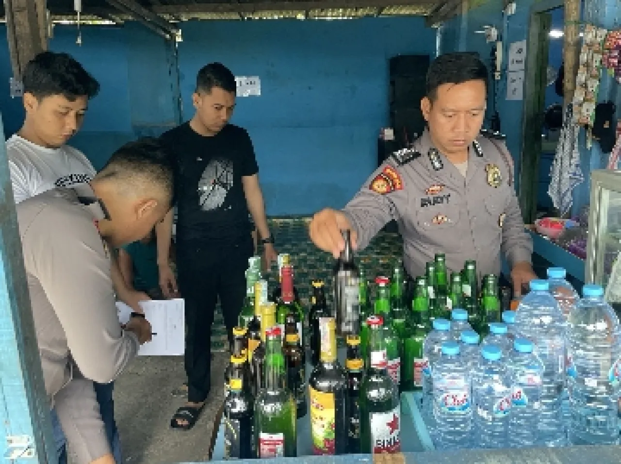 Tekan Peredaran Miras, Polres Gresik Sasar Warung-warung di Gresik Utara