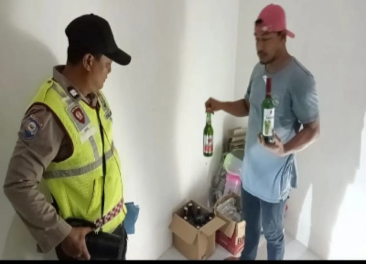 Jelang Ramadhan, Puluhan Botol Miras Berhasil Diamankan Dalam Razia Polsek Ujung Pangkah