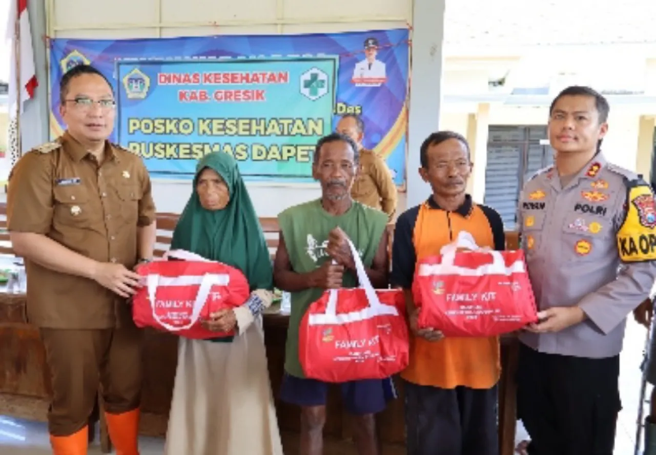 Bersama Forkopimda, Kapolres Gresik Kunjungi dan Salurkan Bantuan pada Korban Banjir Kali Lamong