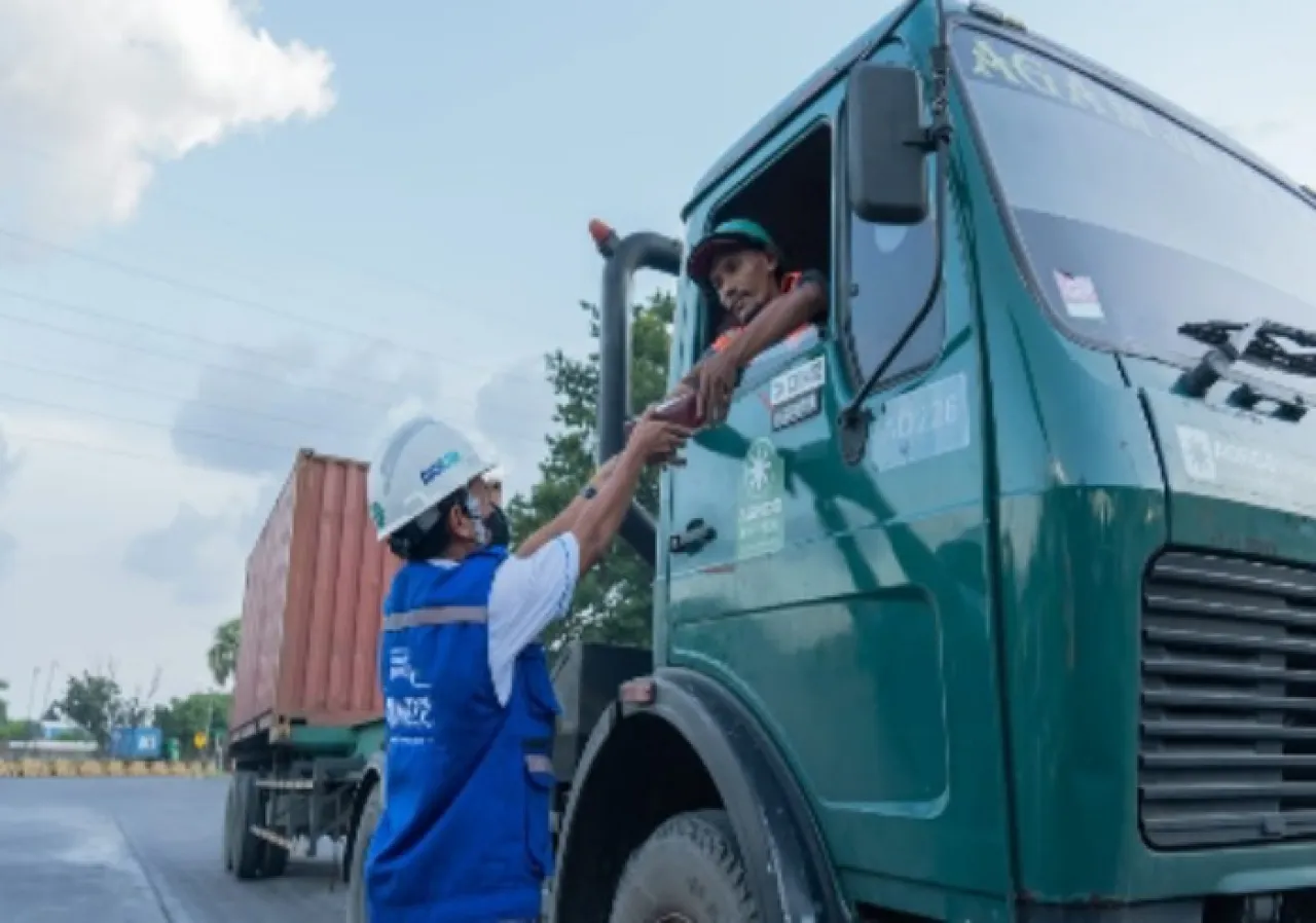 Berbagi Kebahagiaan di Bulan Ramadhan, Tiap Hari TPS Bagi Takjil Kepada Pengemudi Truk