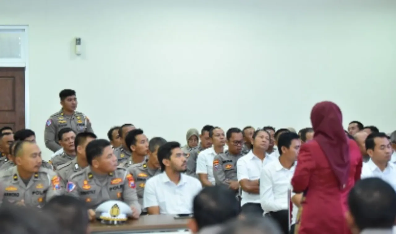 Tingkatkan Kualitas Pelayanan Dalam Membangun Kepercayaan Publik, Polres Gresik Gelar Coaching Clinic