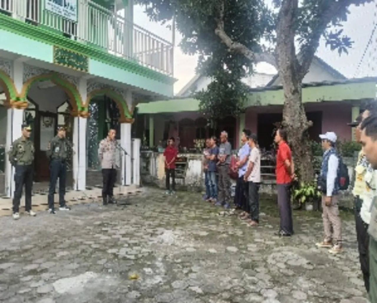 Swa Army Bersama Polres Gresik Gelar Bakti Sosial di Masjid Miftahul Jannah