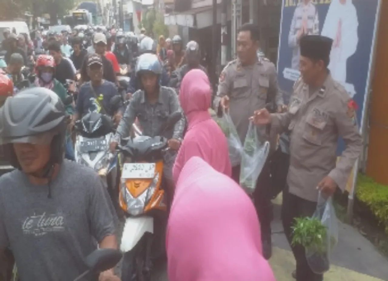 Polsek Cerme Bagikan Paket Sayur dan Lele Segar kepada pengendara, Santunan Anak Yatim dan Buka Bersama