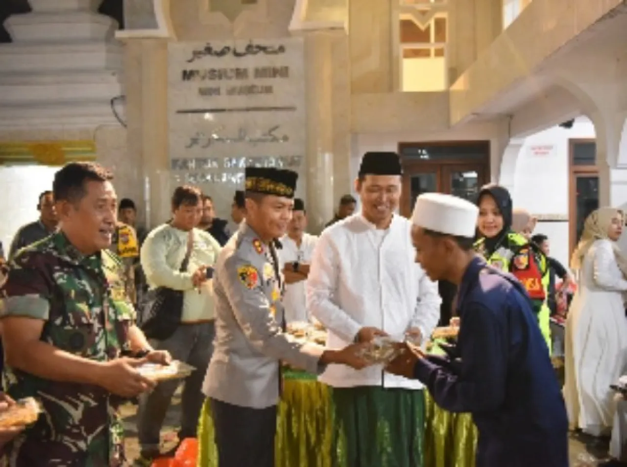 Dihadiri Ribuan Peziarah, Tradisi Malam Selawe 2025 di Gresik Berjalan Kondusif