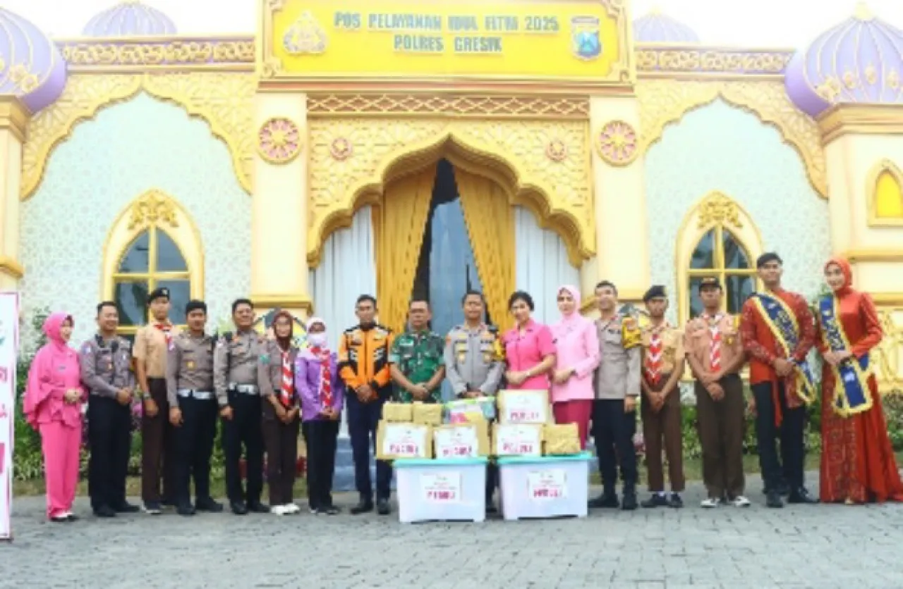 Bersama Ketua Bhayangkari, Kapolres Gresik Kunjungi Pos Pengamanan dan Pelayanan Idul Fitri 2025