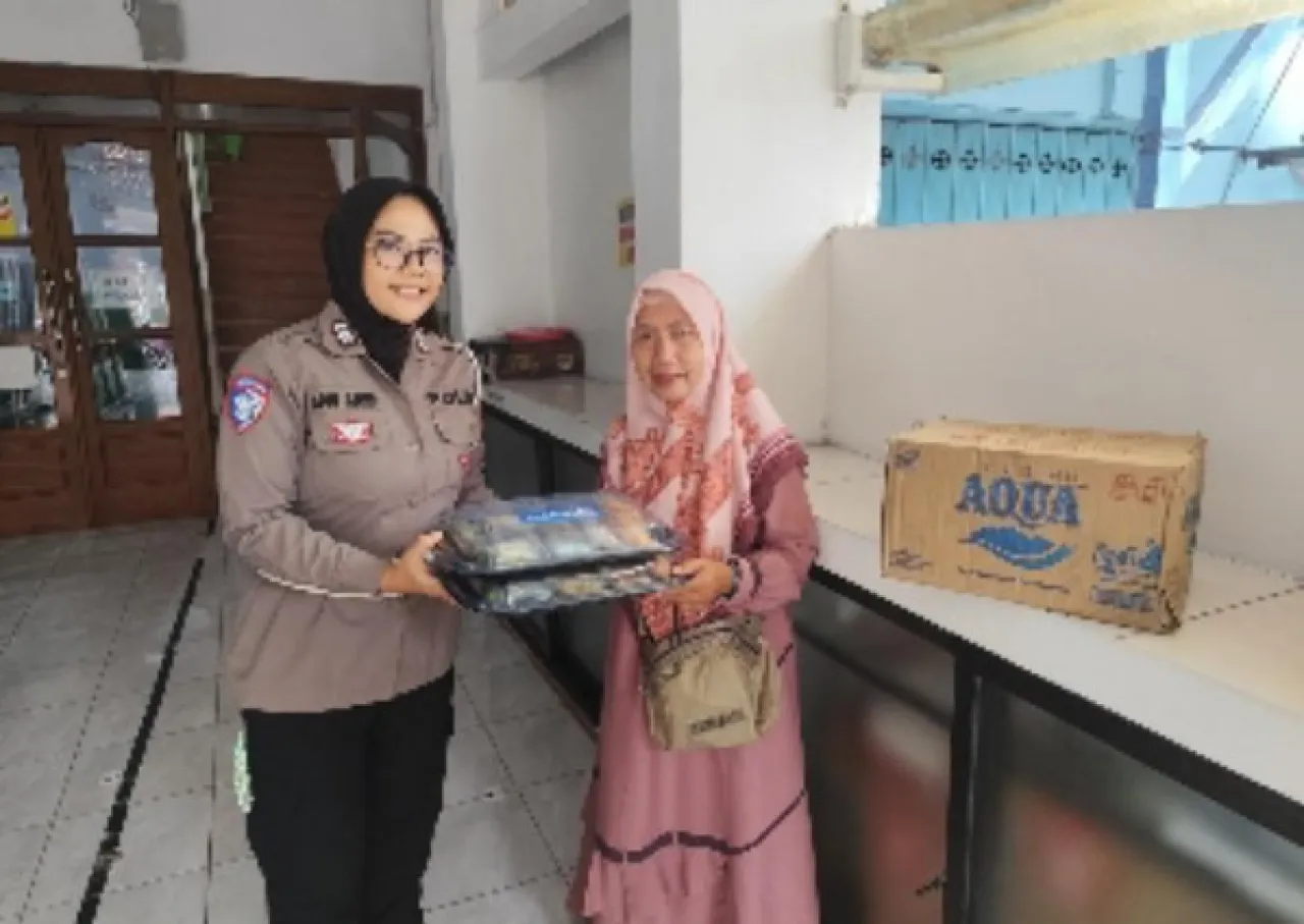 Srikandi Giri Satlantas Polres Gresik Gelar Bagi Takjil, Wujud Kepedulian di Bulan Ramadan 1446 H