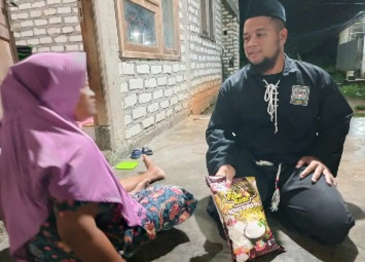 Momentum Ramadan, PSHT Banyuates Gelar Baksos, Bagikan Puluhan Sembako pada Masyarakat