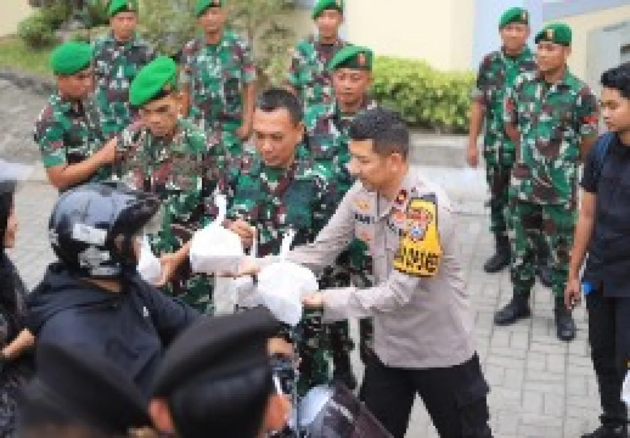 Bentuk Sinergitas, Kodim 0817 Gresik dan Polres Gresik Bagikan Takjil pada Masyarakat