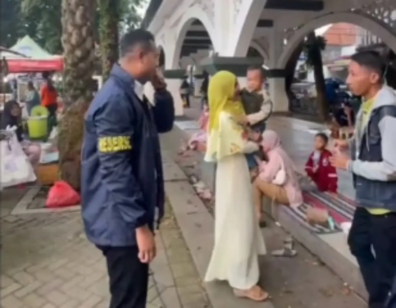 Ciptakan Situasi Aman dan Kondusif, Polres Gresik Berikan Edukasi pada Warga di Sekitar Alun-alun Gresik
