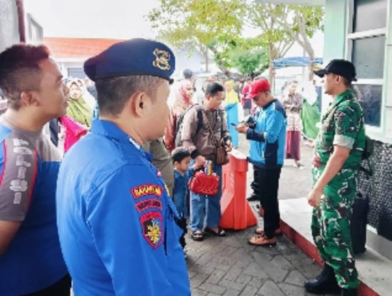 Wujud Kepedulian Bagi Masyarakat Bawean, Polres Gresik Lakukan Pelayanan Prima di Pelabuhan Sangkapura