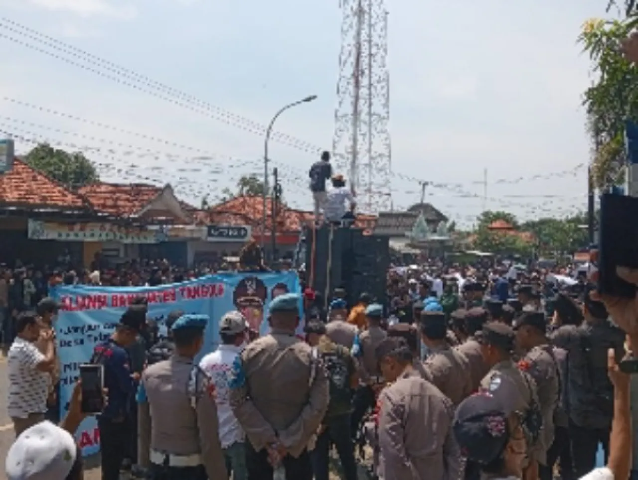 Sampaikan Tiga Tuntutan, Ribuan Massa Tergabung Alibata Gruduk Kantor Kecamatan Banyuates Sampang