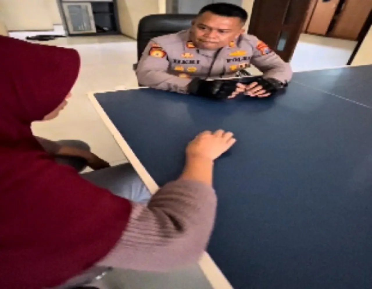 Responsif, Raimas Kalamunyeng Polres Gresik Bantu Ibu Korban Penipuan Tenaga Kerja Terlantar di Terminal Bunder