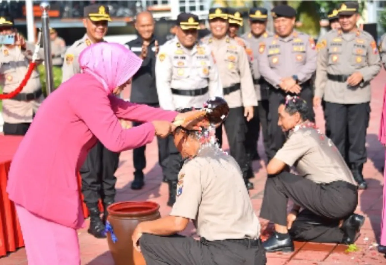 Bentuk Pengabdian Terbaik, Dua Anggota Polres Gresik Diganjar Kenaikan Pangkat