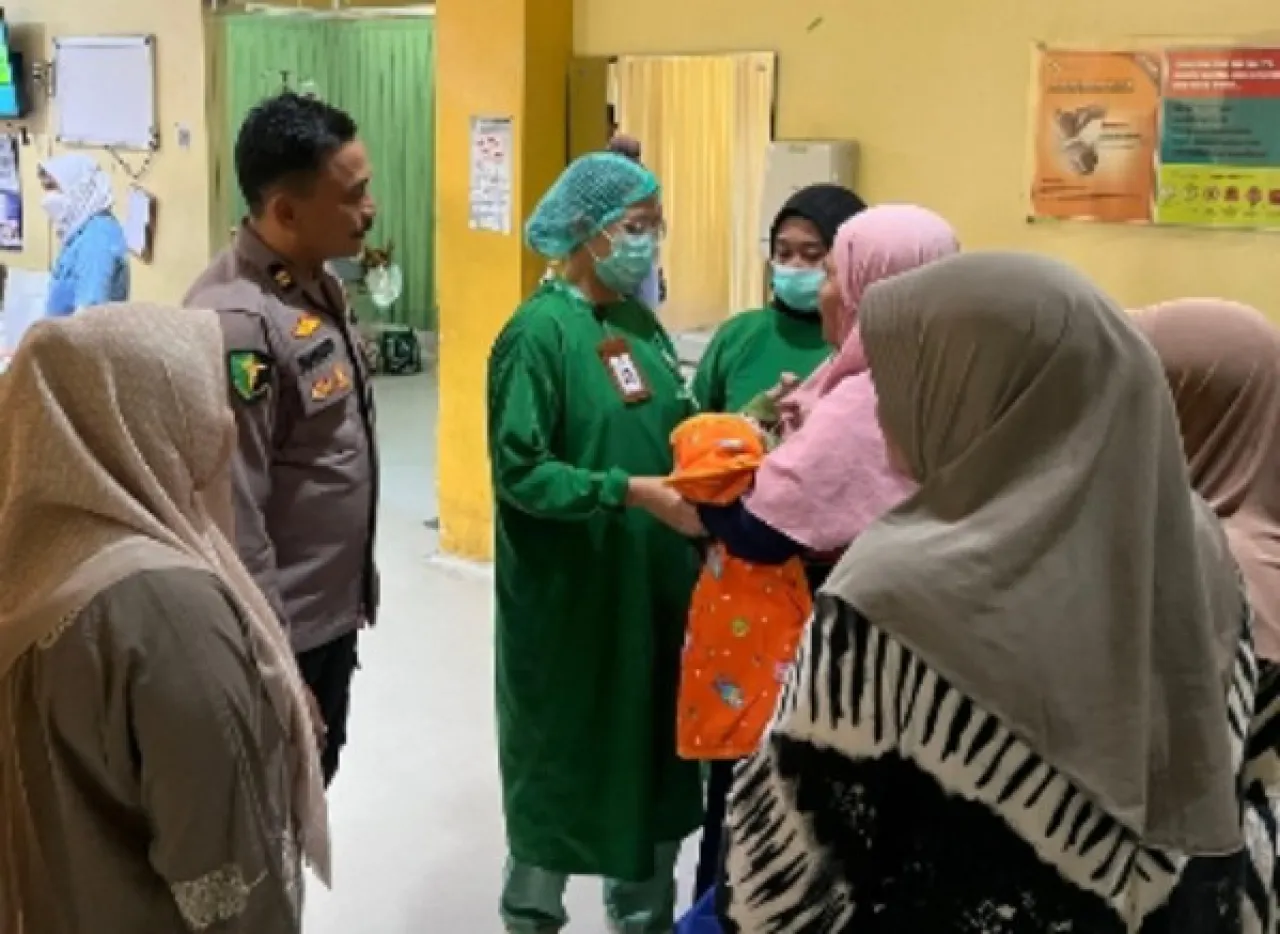 Berkat Tim Kesehatan Polres Gresik, Bayi Mahesa Akhirnya Terselamatkan