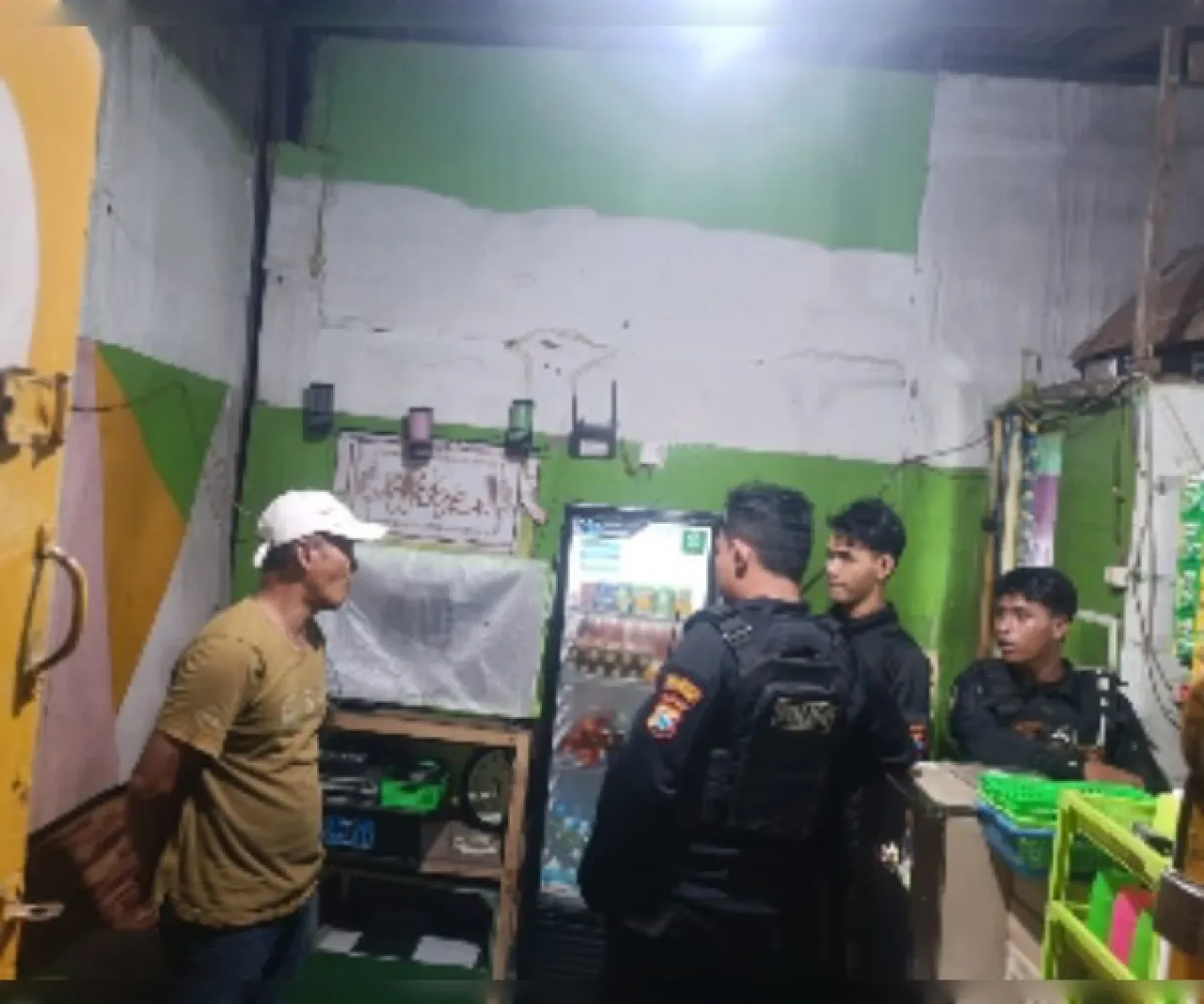 Jual Miras, Polres Gresik Grebek Warung di Kebomas