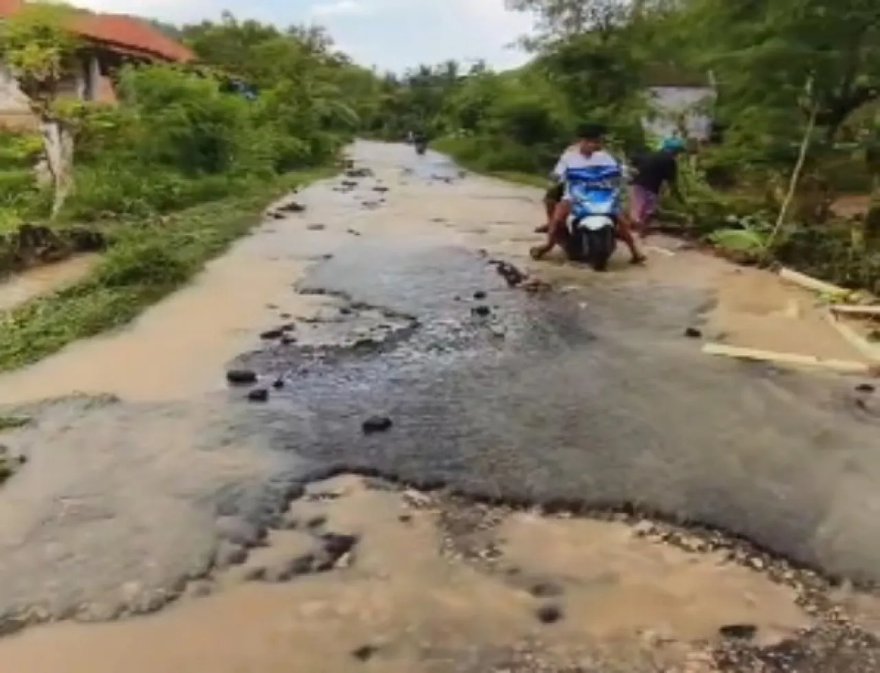 Bertahun-tahun Jalan Kabupaten Batulenger Karang Penang Rusak Parah, Warga Minta Pemkab Sampang Lakukan Perbaikan