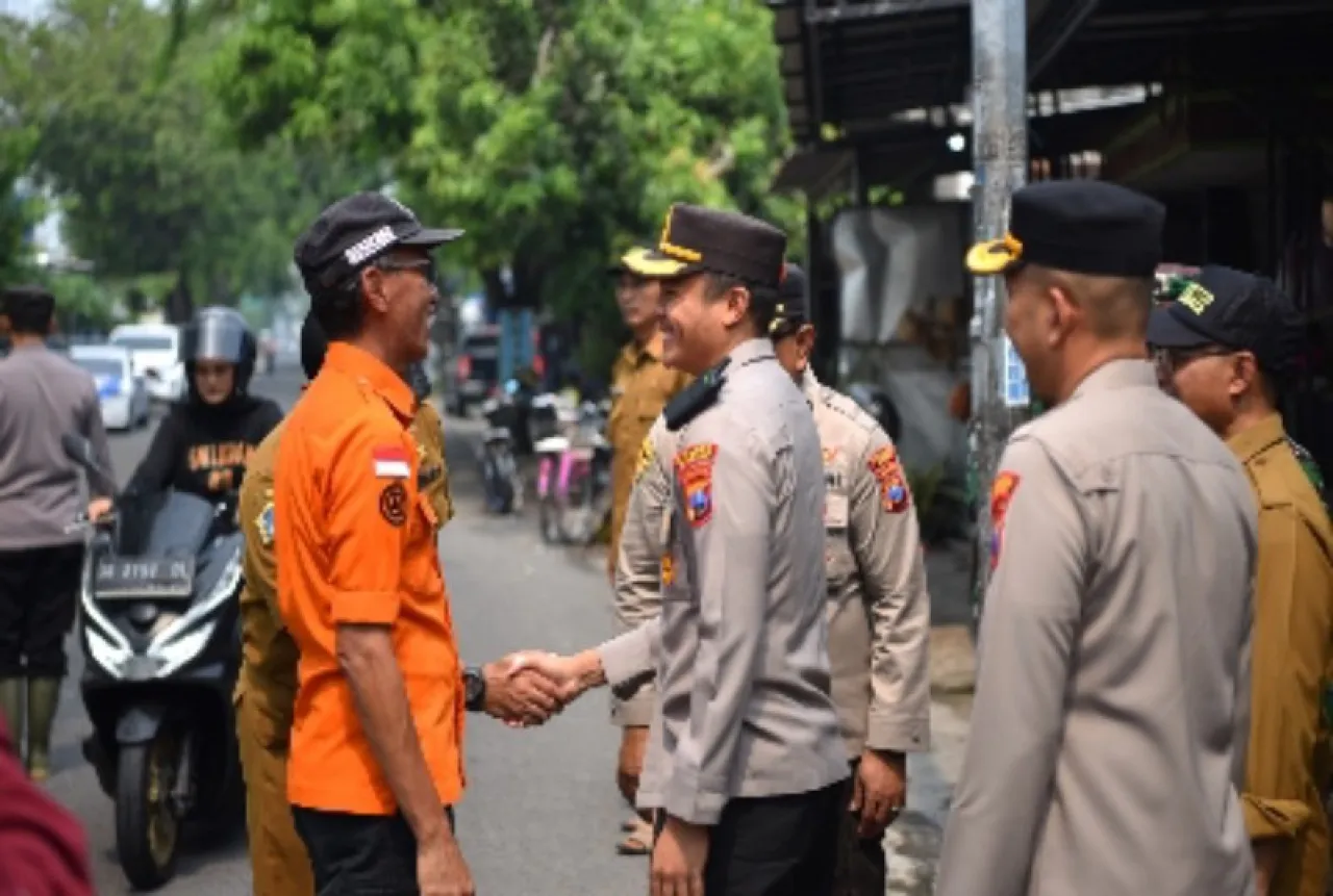 Kapolres Gresik Salurkan Bantuan Sosial Bagi Warga Terdampak Banjir di Benjeng