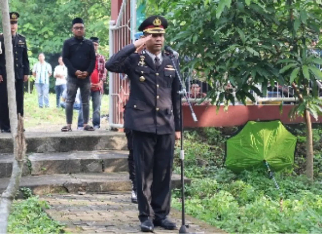 Berikan Penghormatan Terakhir, Wakapolres Gresik Pimpin Upacara Pemakaman Almarhum Iptu Soleh