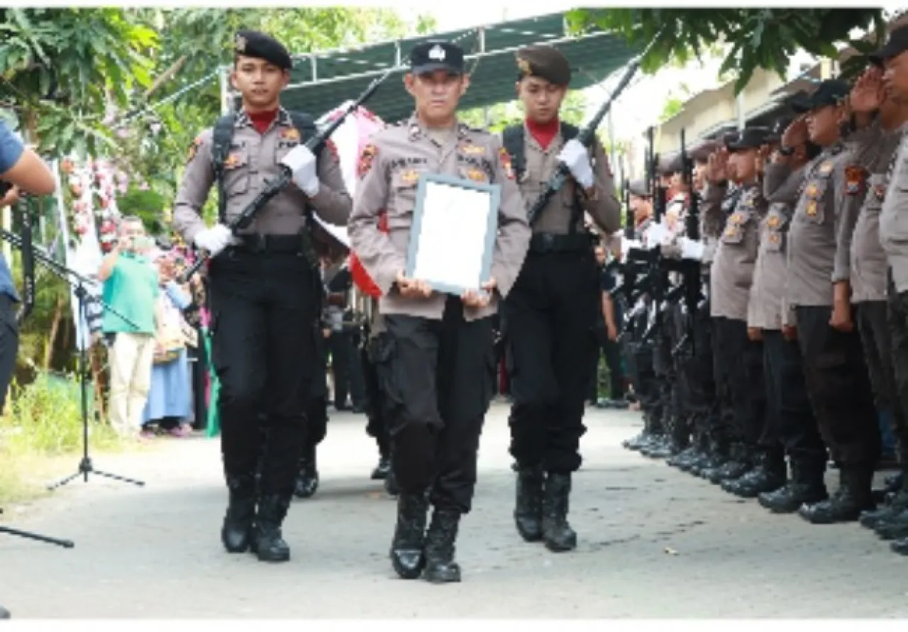Suasana Haru Iringi Pemakaman Aipda Syaiful Arif, Wakapolres Gresik Pimpin Penghormatan Terakhir