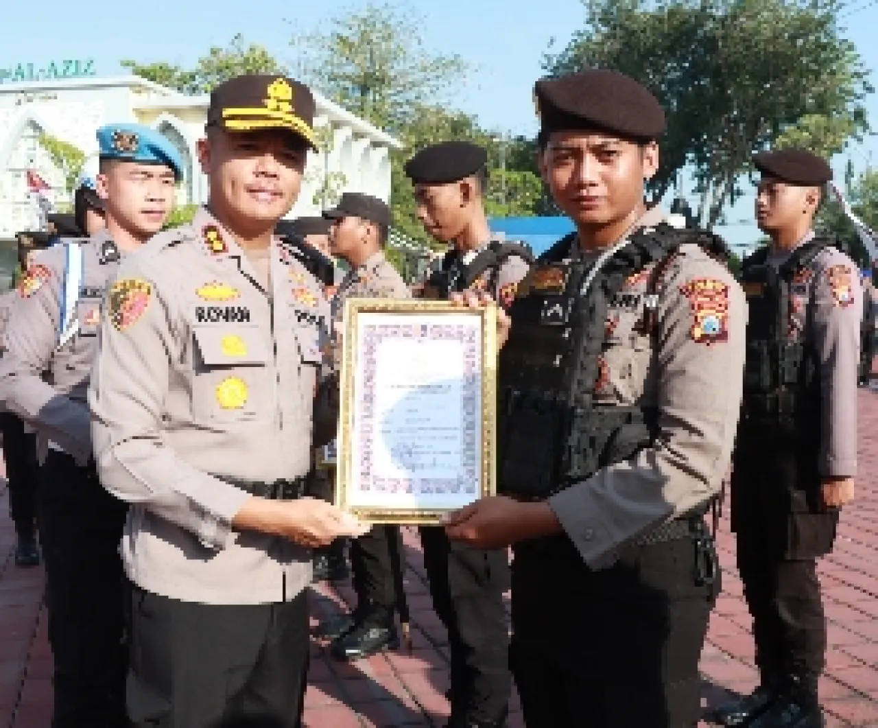 Pesan Kapolres Gresik Pimpin Upacara Kenaikan Pangkat Pengabdian dan Penghargaan Personel Berprestasi