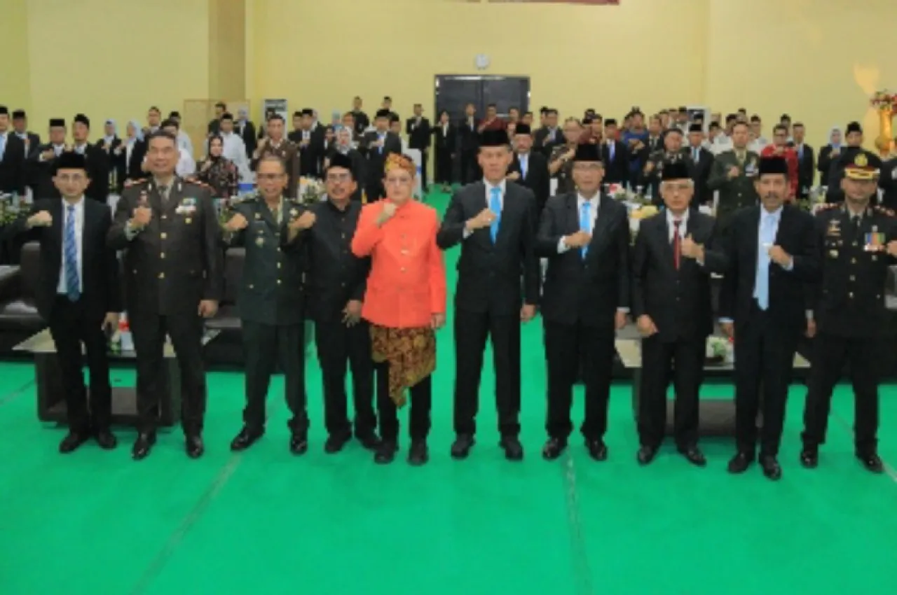 Kakanwil Ditjenpas Jatim Serahkan Remisi Umum 17 Agustus dan Dasawarsa kepada Warga Binaan