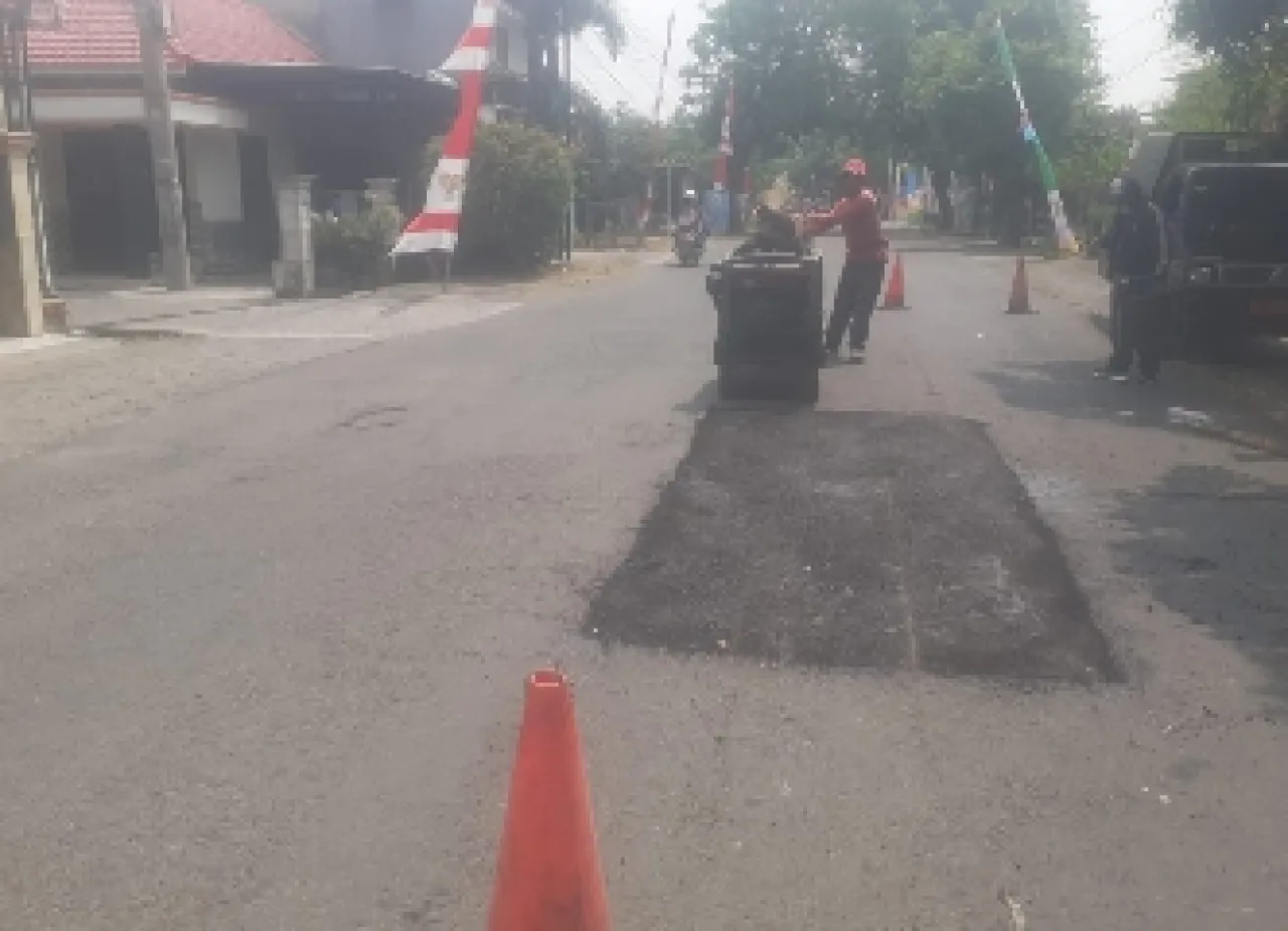Demi Kelancaran dan Kenyamanan Pengguna Jalan, Tim URC BIMA DPUTR Gresik Sisir dan Perbaiki Jalan Berlubang
