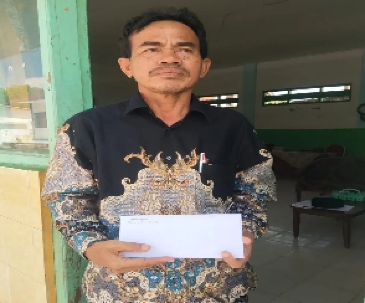 Kontroversial ! PJ Kades Desa Tlageh Tiba-tiba Pecat Kasun, Warga Surati Camat Banyuates