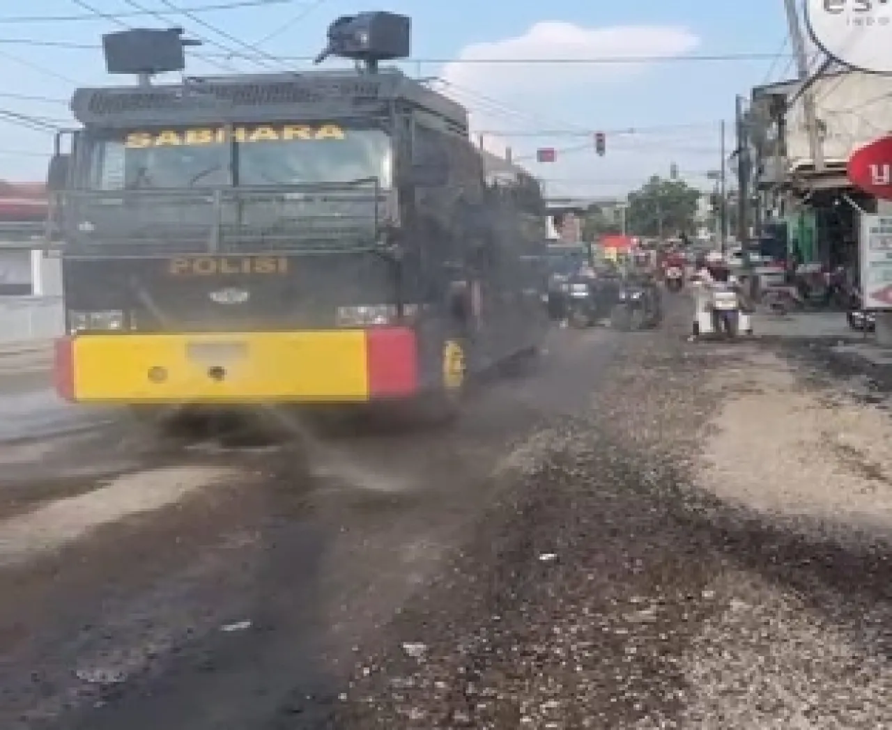 Sat Samapta Polres Gresik Semprot Jalan, Kurangi Dampak Debu Imbas Pelebaran Jalan Yosowilangun - Suci