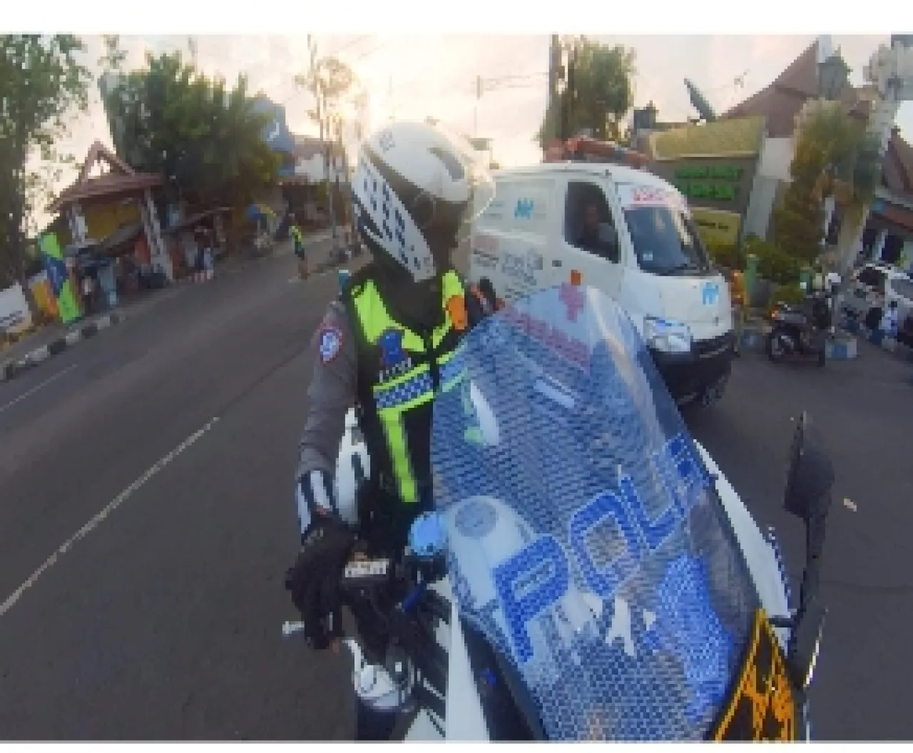Sirine Ambulance Mati, Anggota Satlantas Gresik Sigap Buka Jalan Ambulance