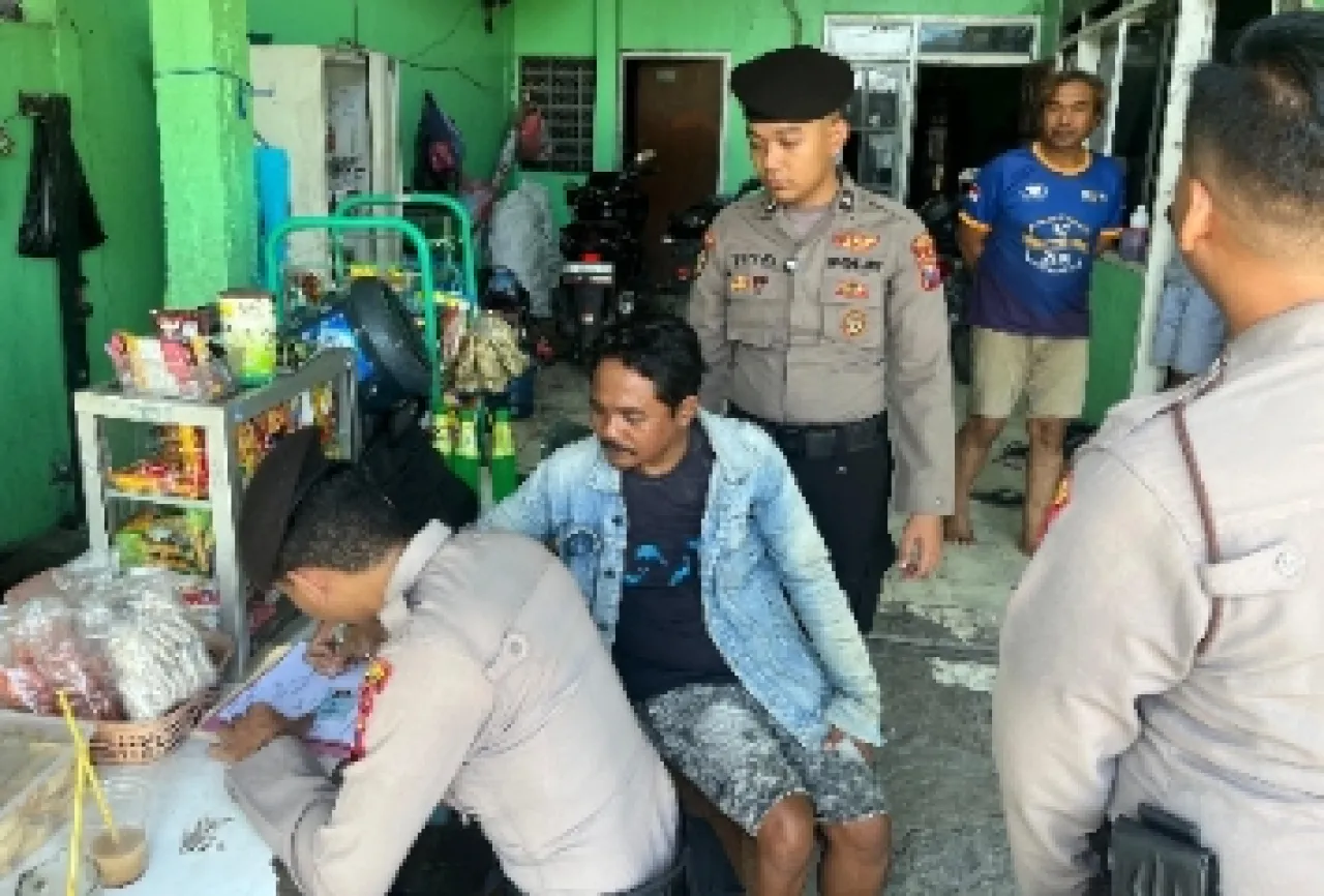 Gerebek Warung Miras, Sat Samapta Polres Gresik Amankan Pelaku dan Barang Bukti