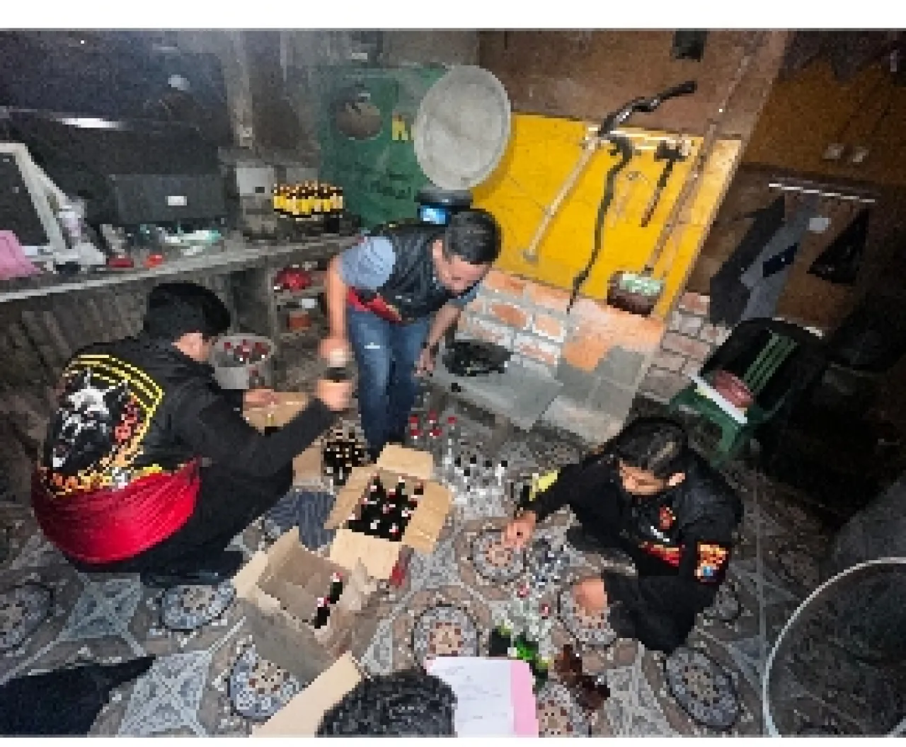 Polres Gresik Sita Puluhan Botol Miras, Dua Pelaku Diamankan