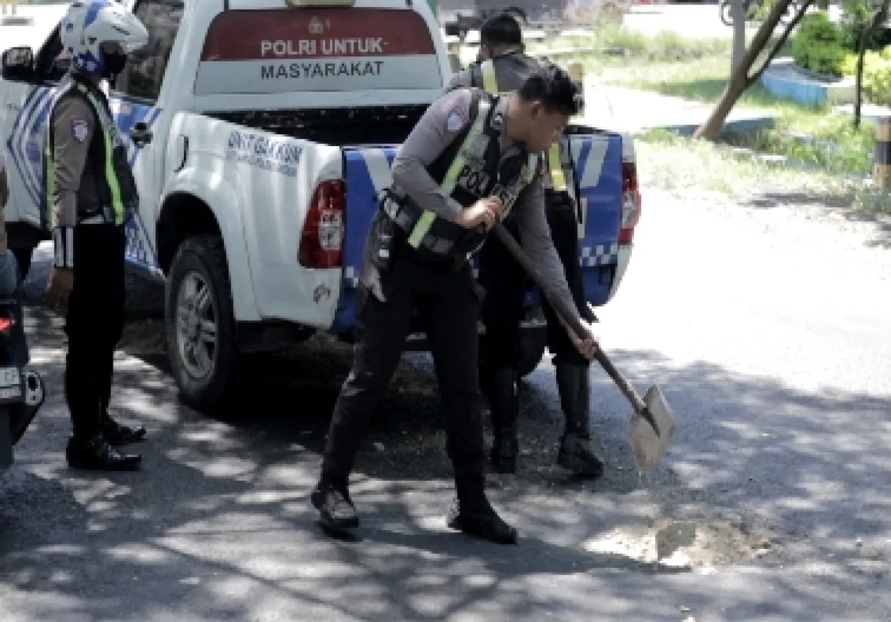 Demi Keselamatan Pengendara, Satlantas Polres Gresik Tambal Jalan Berlubang di Jalan Wahidin