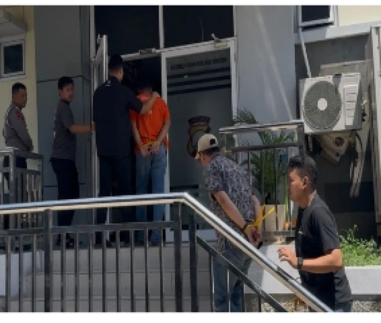 Satreskrim Polres Gresik Amankan Empat Orang Terkait Aplikasi Go Matel yang Digunakan Debt Collector di Gresik