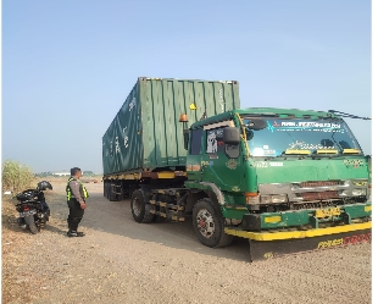 Gagal Mendahului, Pelajar Meninggal Terlindas Trailer di Driyorejo